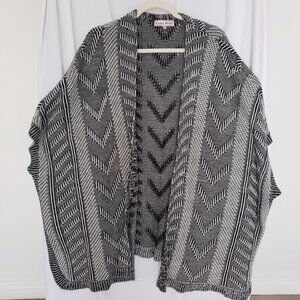 Woman Carol Rose Black and White Herringbone Pattern Long Shrug Poncho Size XL